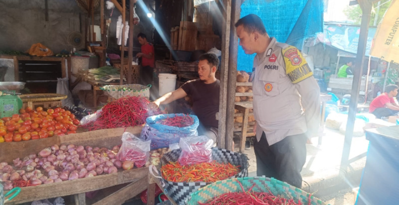 Bhabinkamtibmas Kota Baru Sambangi Pedagang Pasar Agus Salim, Pantau Stok  dan Harga Bahan Pangan Salim