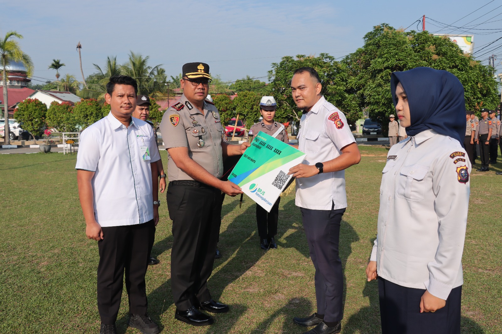 Polres Kampar Serahkan 116 Kartu Bpjs Ketenagakerjaan Bagi Pegawai P3K dan PHL – Kapolres Berharap Manfaat Program Diperkajakan Optimal