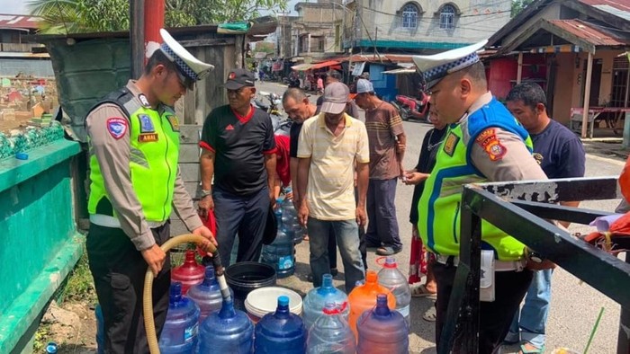 Polda Riau menyalurkan 5 ribu paket bansos dan bantuan air bersih menyambut Hari Bhayangkara ke-80