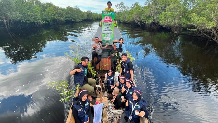 Upaya Bhabinkamtibmas Jaga Pulau Terluar dari Abrasi, Bersama Mahasiswa Tanam Mangrove di Meranti