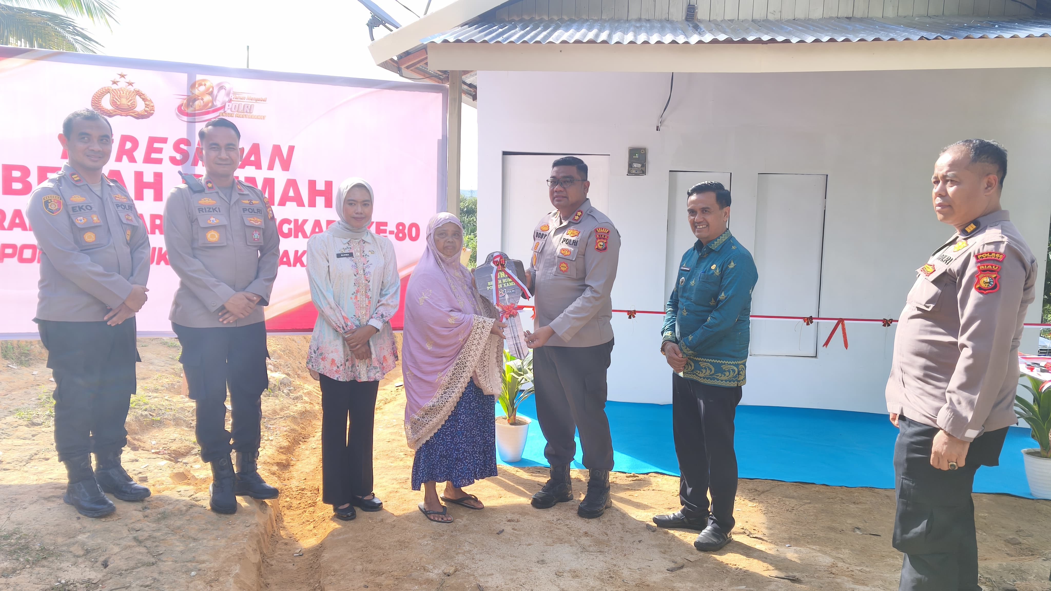 Polres Kampar Resmikan Rumah Baru Untuk Warga – Program Bedah Rumah Rangkaian Hari Bhayangkara KE-80"
