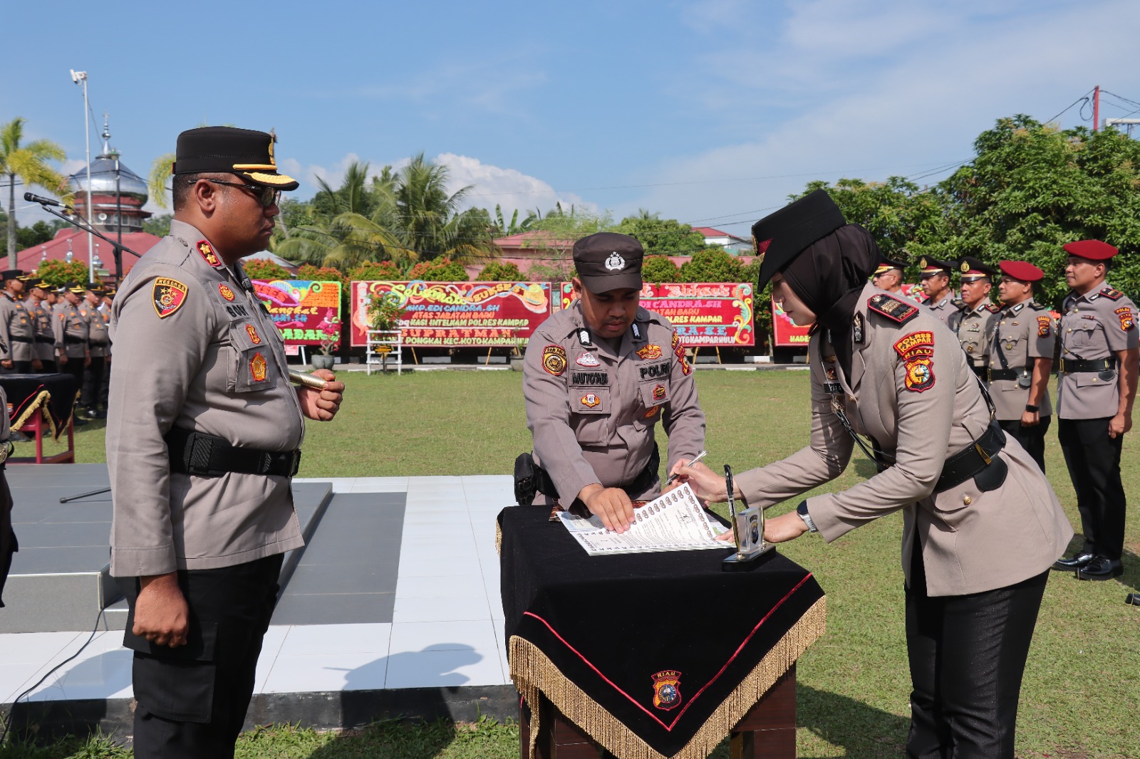 Kapolres Pimpin Sertijab Kabag SDM, Kasat Intel, Kasat Resnarkoba dan Kapolsek XIII Koto Kampar Polres Kampar