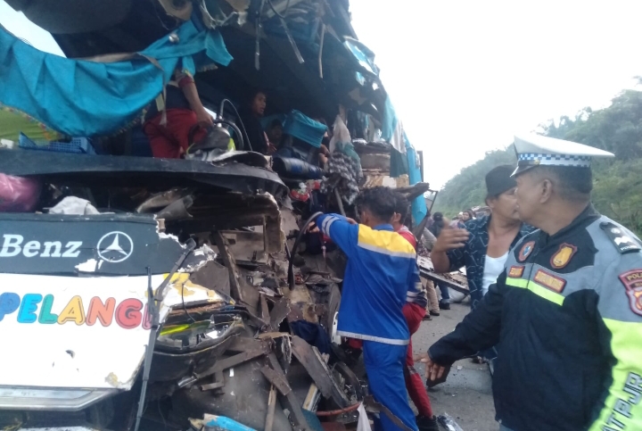 Personel PJR Polda Riau Evakuasi Korban Kecelakaan di Tol Pekanbaru–Dumai