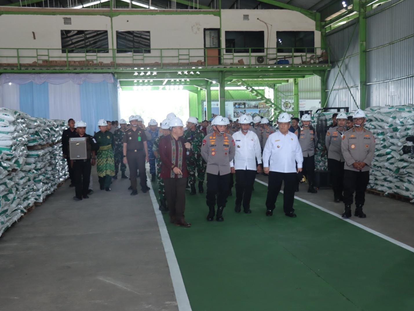 Kapolri Tinjau Pabrik Pupuk Batu Bara Di Kampar – Lepas Distribusi 80 Ton Untuk 5 Kelompok Tani Riau, Kapolres Kampar Awasi Keamanan