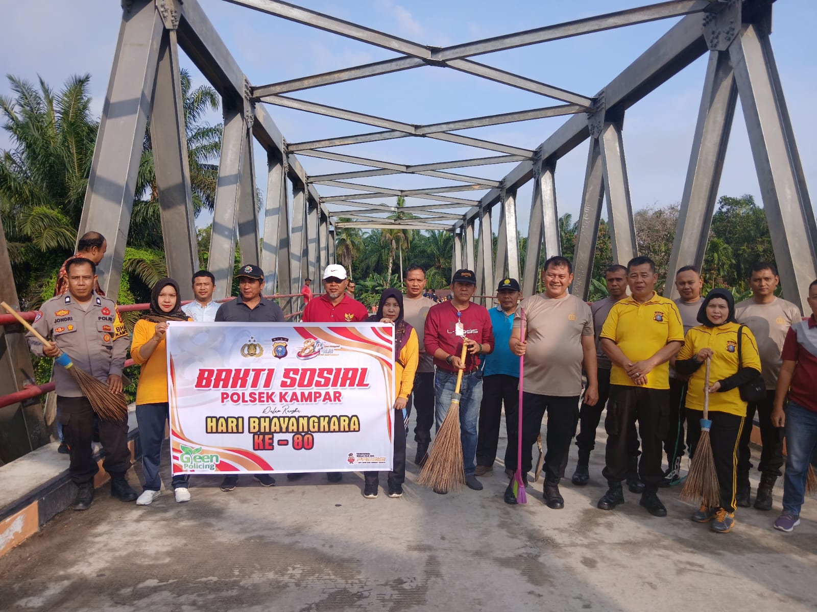 Semarak HUT Bhayangkara ke-80 Polres Kampar, Gotong Royong di Jembatan Lima'u Manis