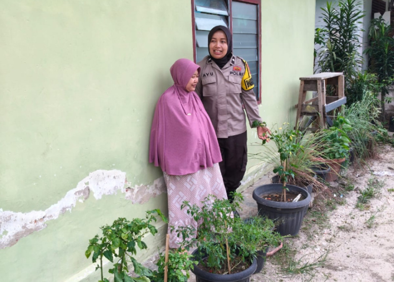 Bhabinkamtibmas Simpang Empat Dorong Ketahanan Pangan Melalui Pemanfaatan Pekarangan Rumah Warga