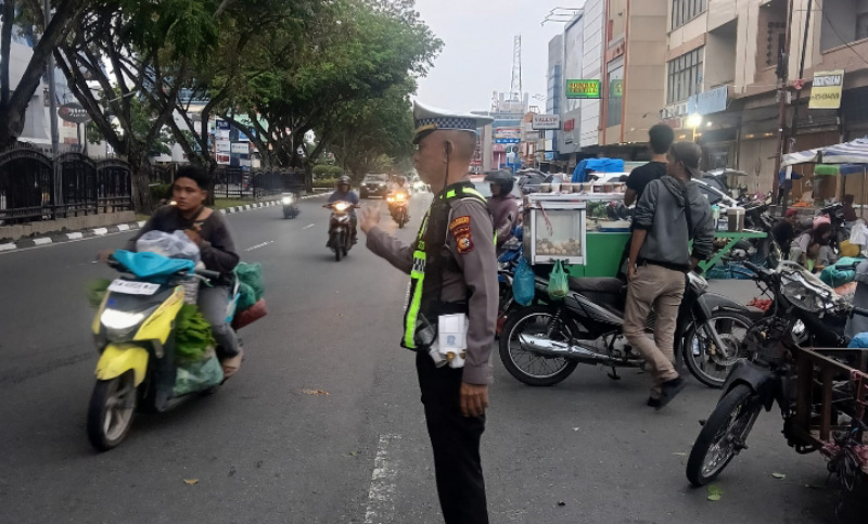 Kanit Lantas Polsek Pekanbaru Kota Pantau Kelancaran Arus Lalu Lintas dan Kendaraan Pengangkut Bahan Pokok