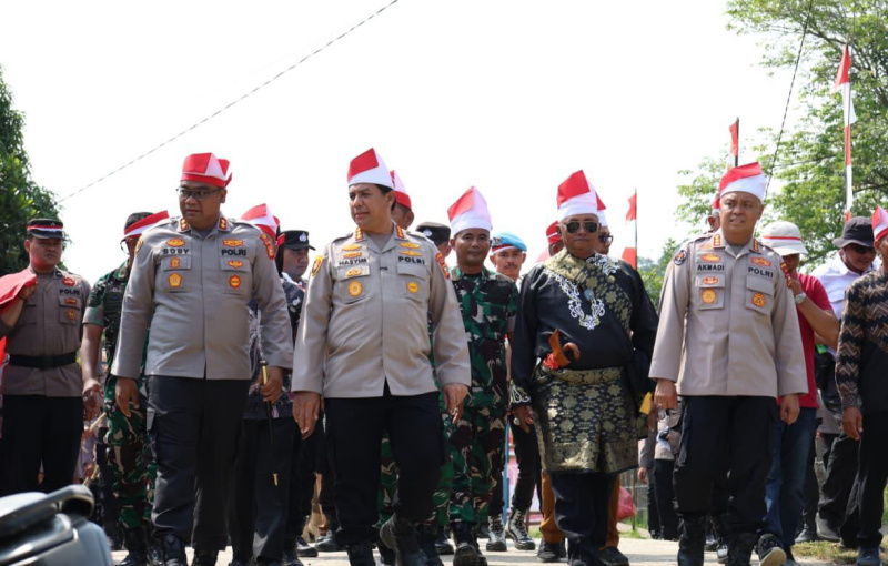 Ekspedisi Merah Putih Polda Riau Kibarkan Bendera 81 Meter di Pesisir Kampar
