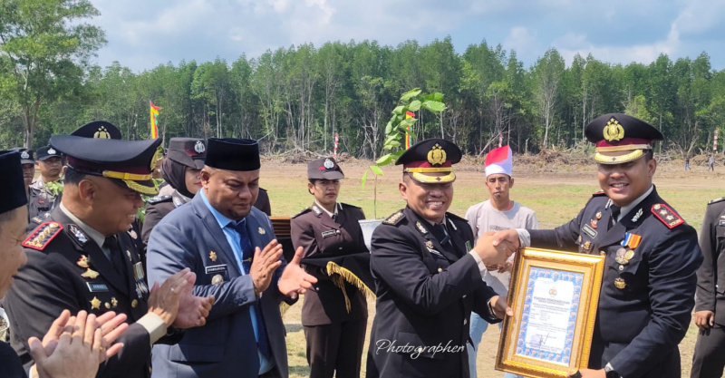 HUT RI di Kampung Bungsur Berlangsung Khidmat, Dirbinmas Berikan Piagam Penghargaan dan Bibit Pohon
