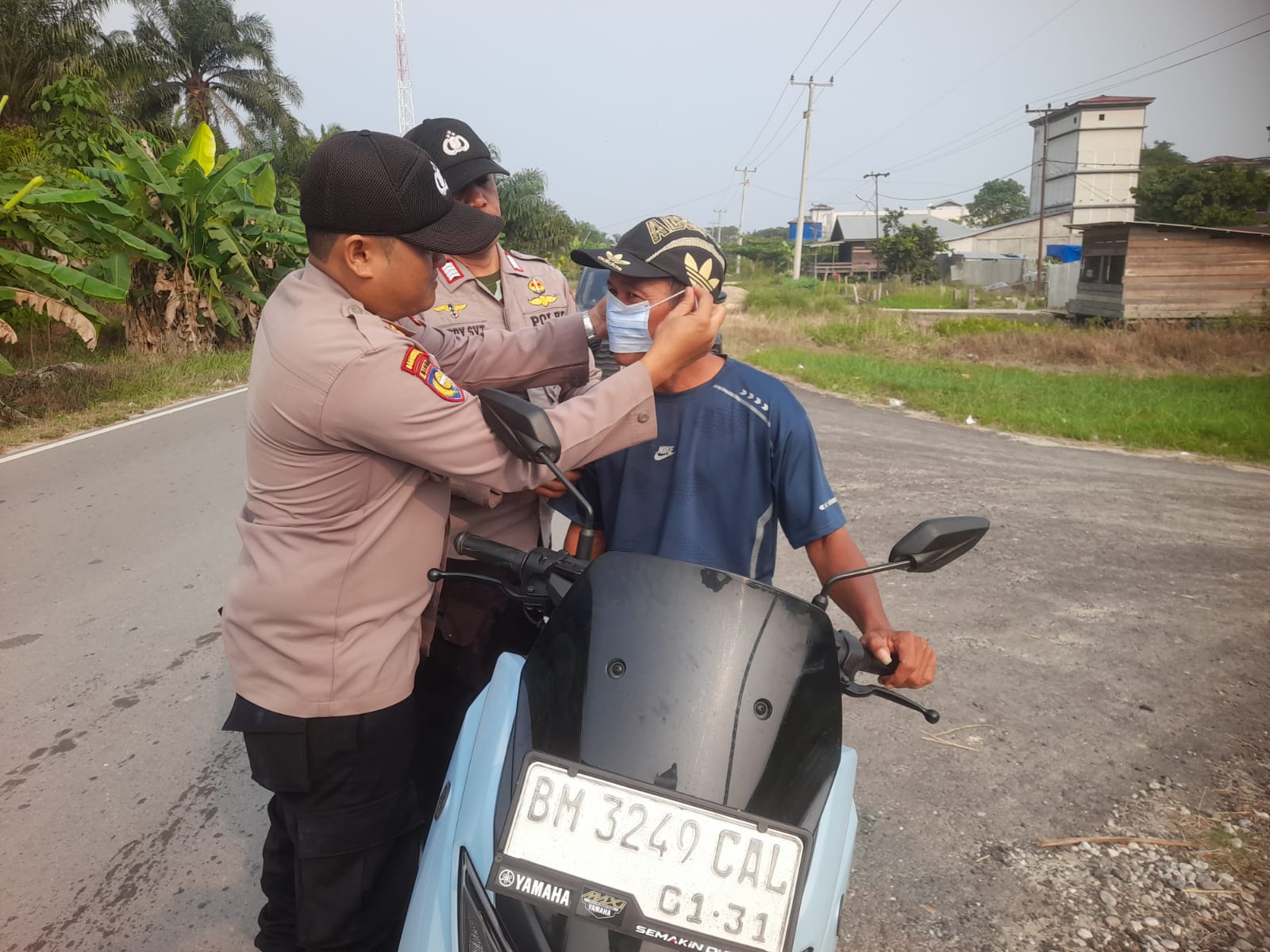 Polsek Teluk Meranti Bagikan Masker kepada Pengguna Jalan, Imbau Warga Cegah Karhutla
