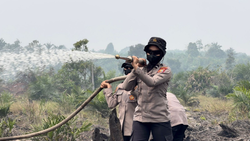 Polwan Polda Riau Turun Langsung Penanganan Karhutla