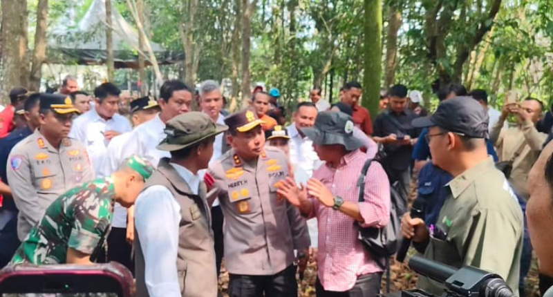Kapolda Riau dan Menhut Raja Juli Antoni Bahas Kelestarian Gambut di Rumah Runding Bengkalis
