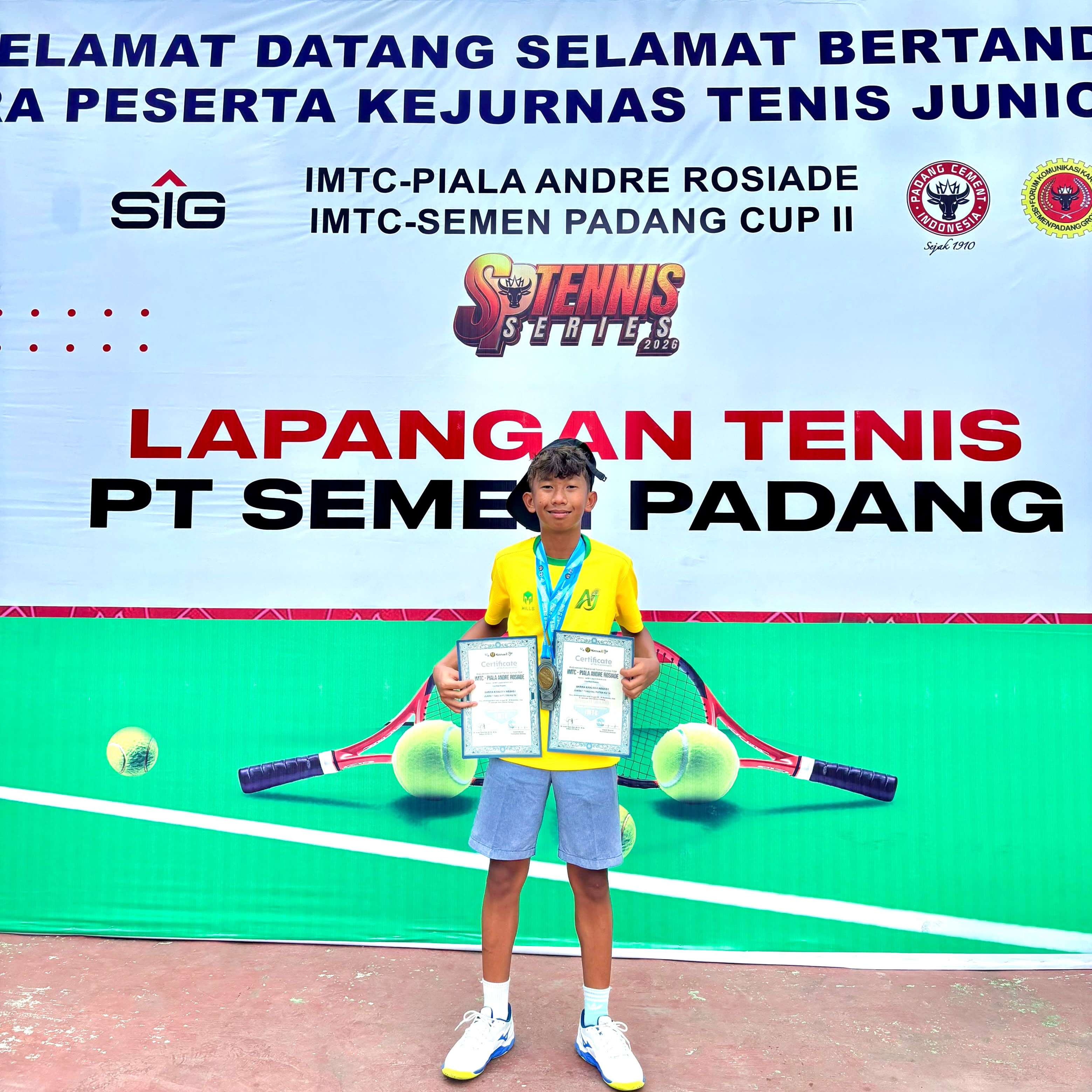 Pelajar SMPN 2 Siak Borong 4 Emas Kejurnas Tenis Junior