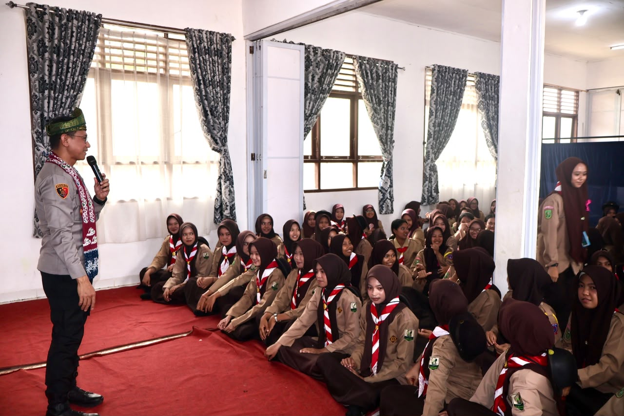 Kapolres Pelalawan Goes to School, Sosialisasi Bahaya Narkoba dan Tertib Lalulintas di SMA BERNAS BINSUS