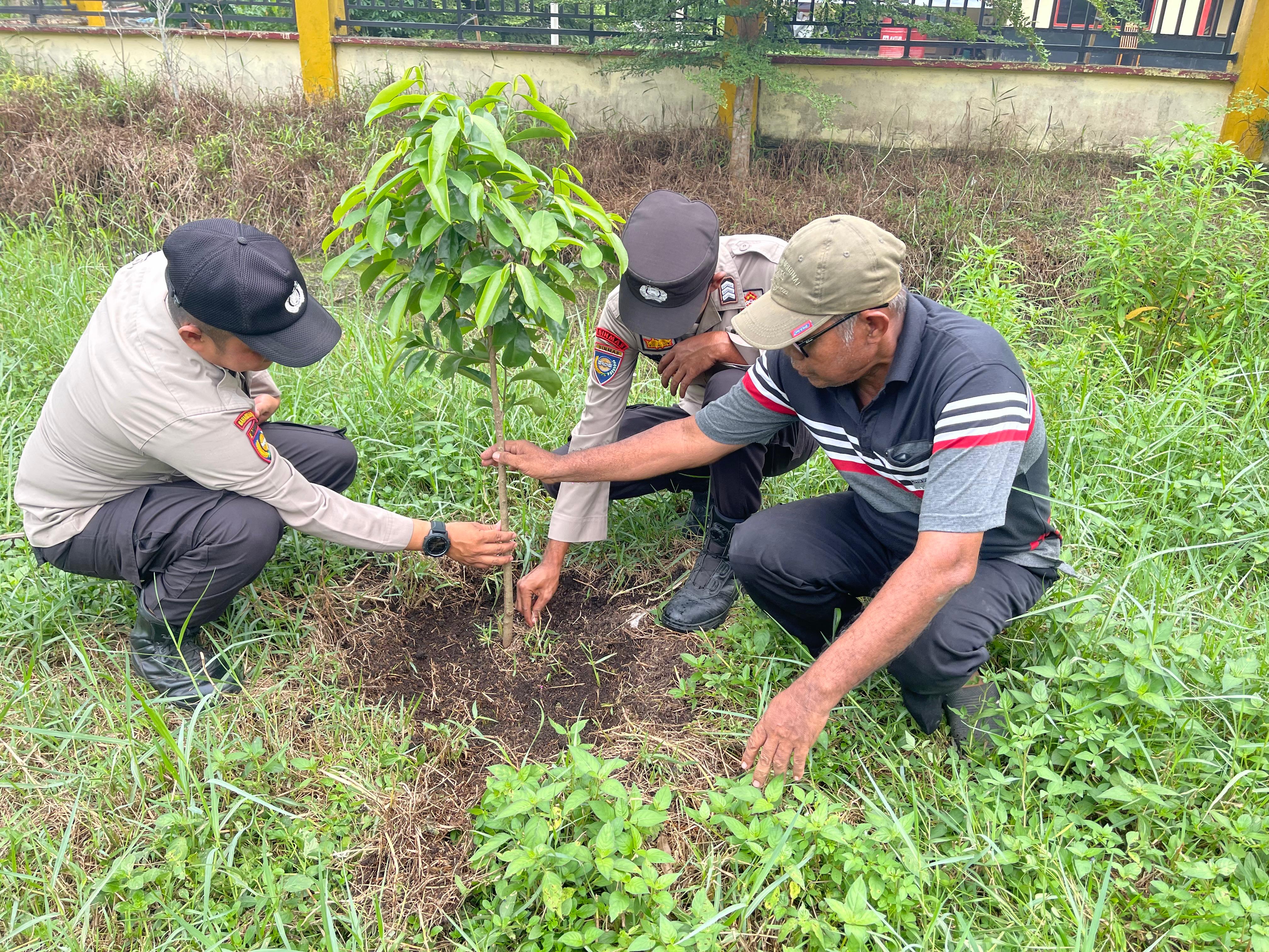 Polsek Teluk Meranti Bersama Masayarakat Tanam Pohon, Wujudkan Kepedulian Terhadap Lingkungan