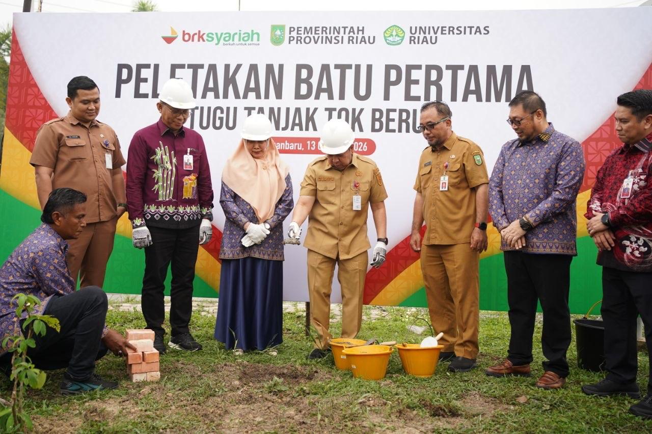 Letakkan Batu Pertama Tugu Tanjak Tok Beruas, Pemprov Riau Dukung Pelestarian Budaya Melayu