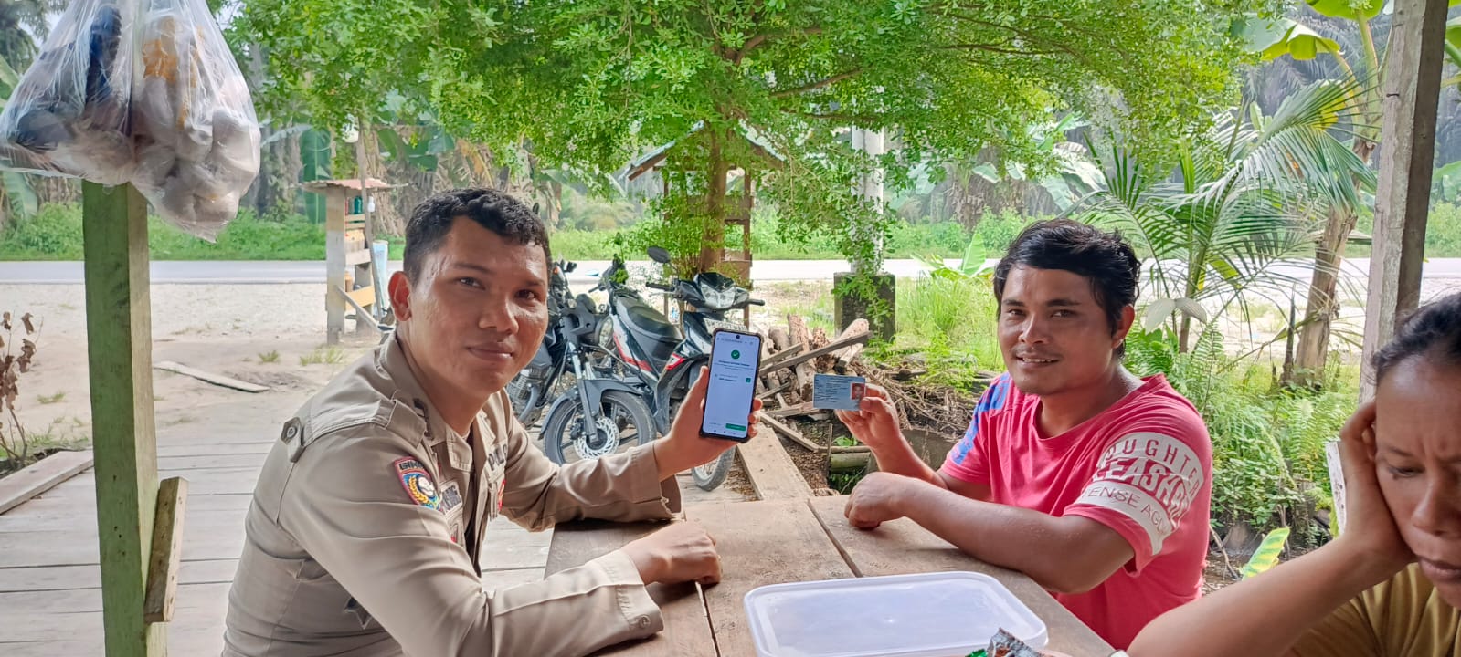 Bhabinkamtibmas Polsek Teluk Meranti Dampingi Warga dalam Pendaftaran Portal Perlinsos