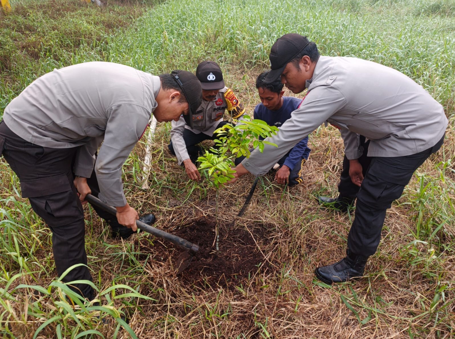 Polsek Teluk Meranti Gelar Green Policing, Tanam 15 Bibit Pohon Kelengkeng Bersama Masyarakat