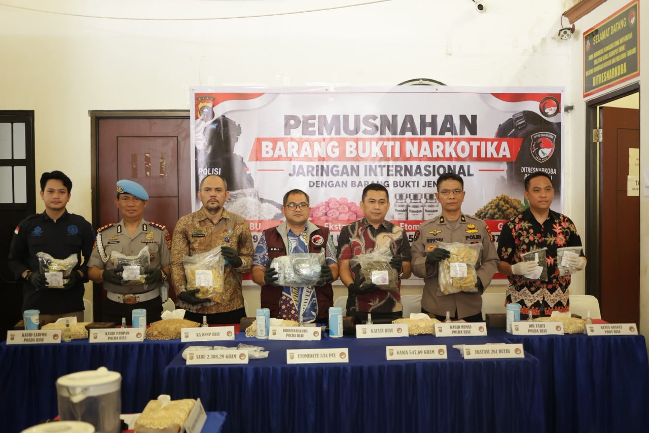 Polda Riau Musnahkan 2,3 Kg Sabu dan Ribuan Barang Bukti Narkotika