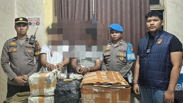 Peredaran 18 Kilogram Ganja Digagalkan, Dua Pria Ditangkap Satres Narkoba Polres Kuansing Dua tersangka yang diamankan Polres Kuansing
