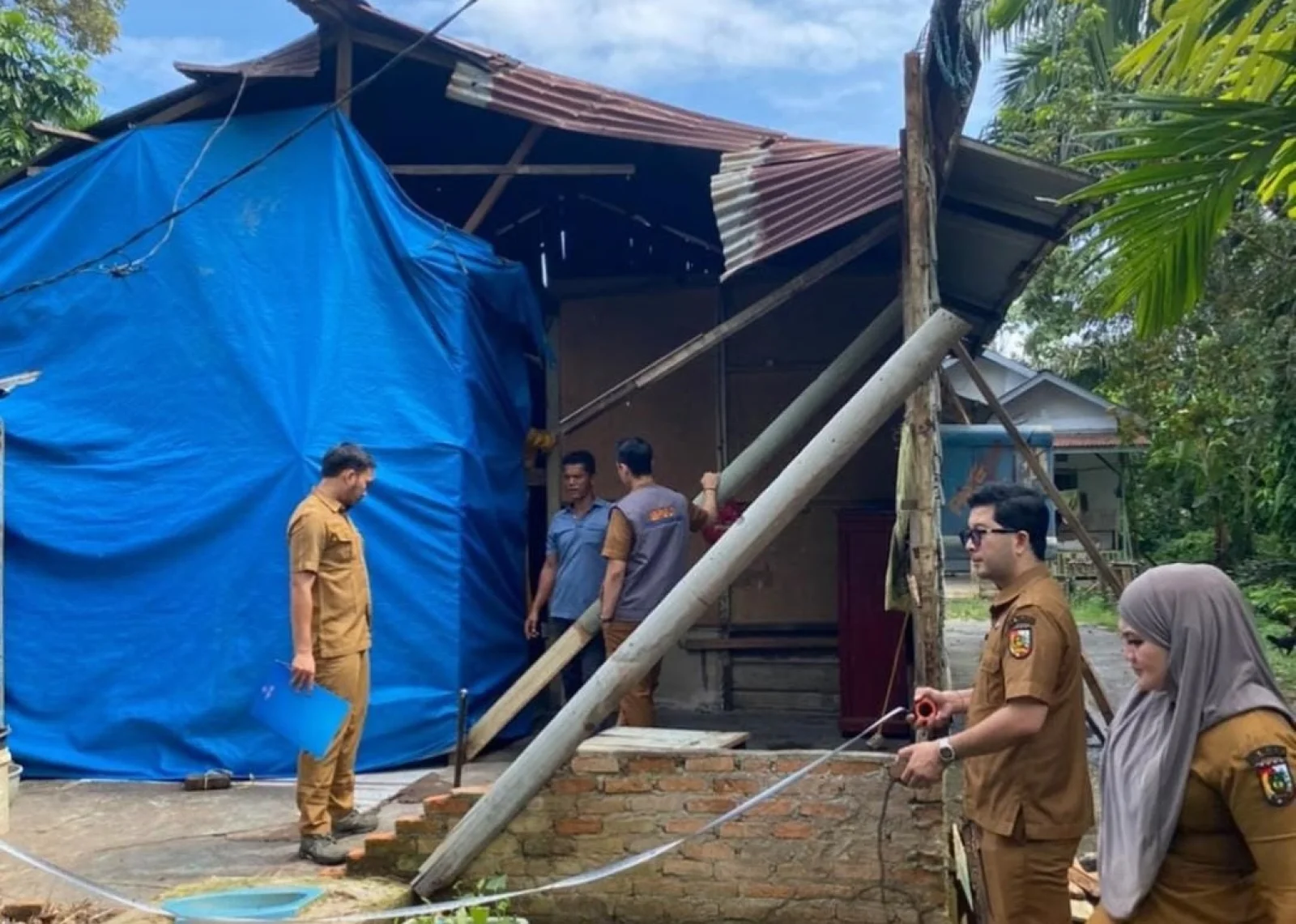 Rumah Warga Rusak Ditimpa Pohon di Tenayan Raya, BPBD Pekanbaru Siapkan Pendataan Bantuan