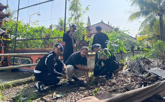 Brimob Polda Riau Gelar Bakti Sosial di Pura Agung Jagatnatha