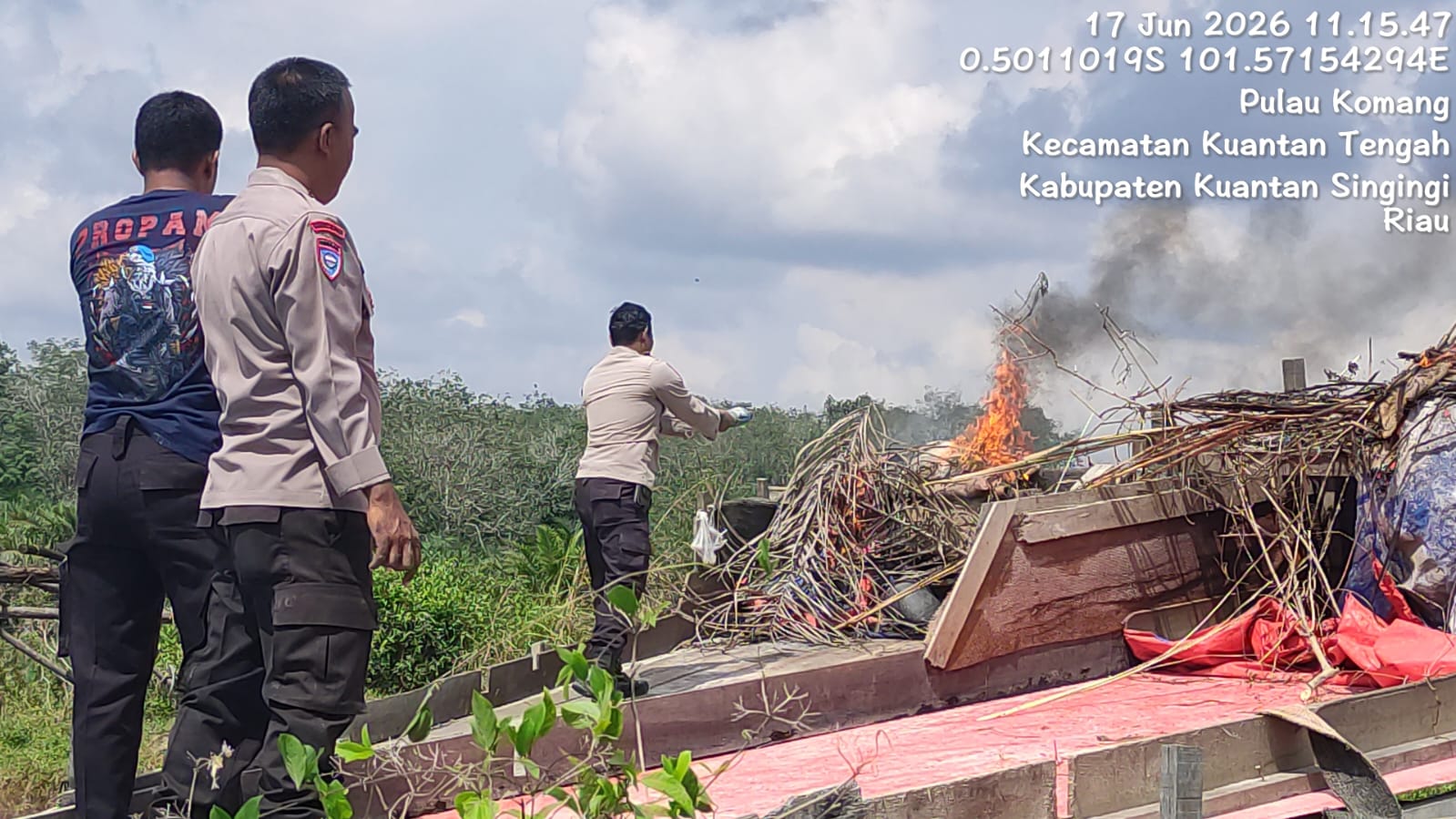 Polsek Kuantan Tengah Tertibkan Aktivitas PETI di Pulau Komang Sentajo, Empat Rakit Dimusnahkan