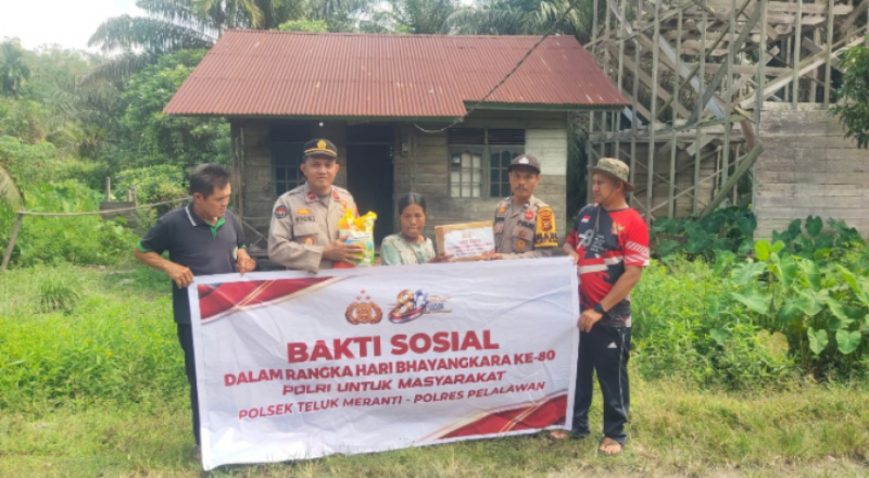 Kapolsek Teluk Meranti Pimpin Penyaluran Bansos, Wujud Kepedulian Polri Sempena HUT Bhayangkara ke-80