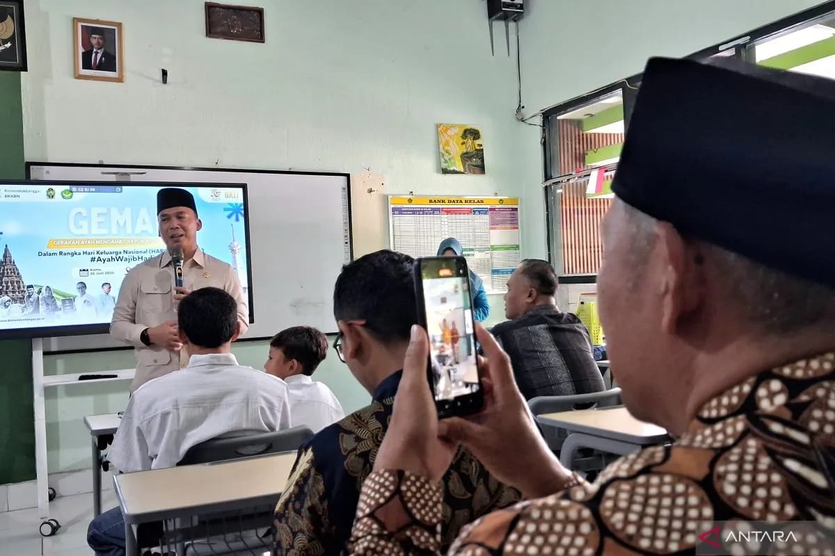 Gaungkan Gerakan Ayah Ambil Rapor, Mendukbangga Ingatkan Anak Jangan Sampai Diasuh HP